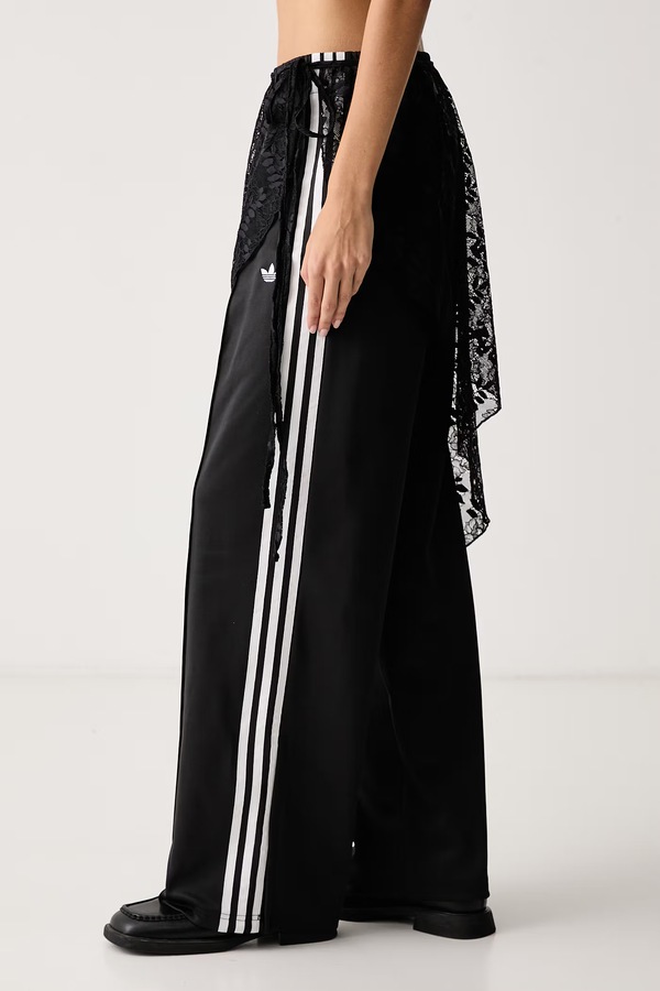 Спортивні штани жіночі з бавовною adidas Originals Lace Injection колір чорний фото 4