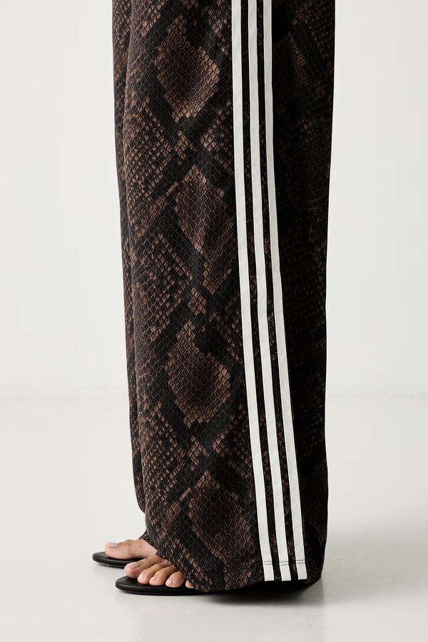 Спортивні штани жіночі adidas Originals Satin Snake колір коричневий фото 4