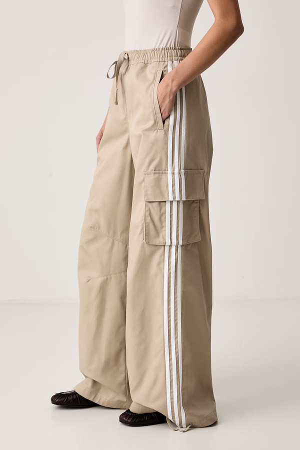 Штани cargo жіночі adidas Originals Firebird Adilenium колір бежевий фото 4