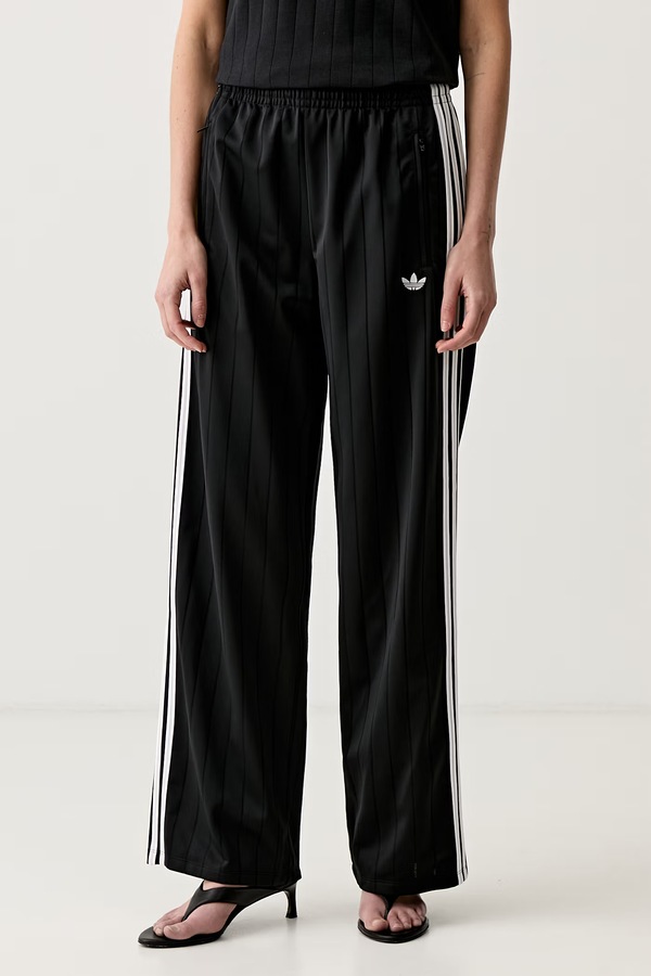 Спортивні штани жіночі adidas Originals Firebird колір чорний