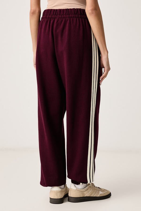 Спортивні штани жіночі з бавовною adidas Essentials колір бордовий фото 3