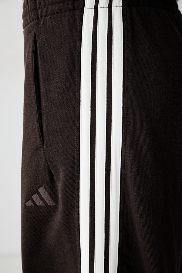 Спортивні штани жіночі бавовняні adidas колір коричневий фото 4