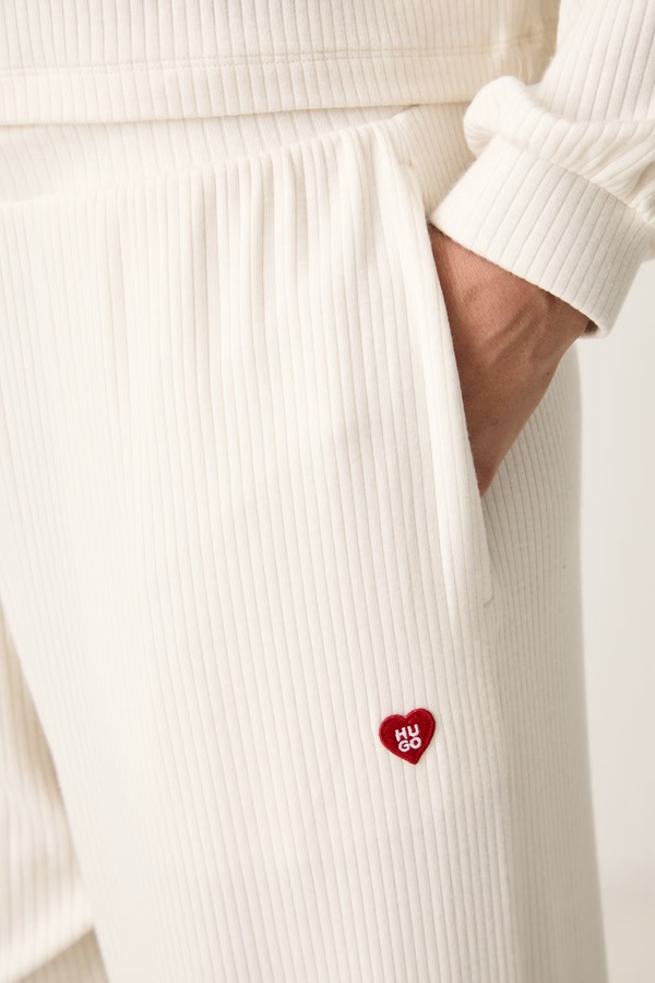 Штани loungwear жіночі з віскозою HUGO HEART PANT колір білий фото 4