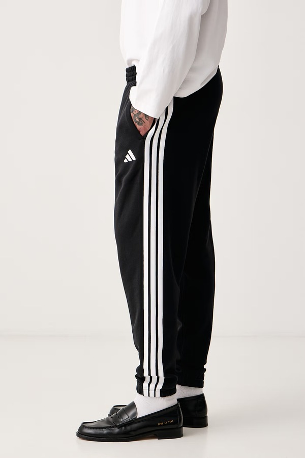 Спортивні штани чоловічі бавовняні adidas Essentials колір чорний фото 4