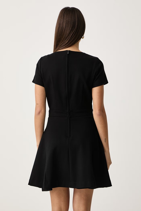 Розкльошена сукня з віскозою Guess WANDA колір чорний фото 3