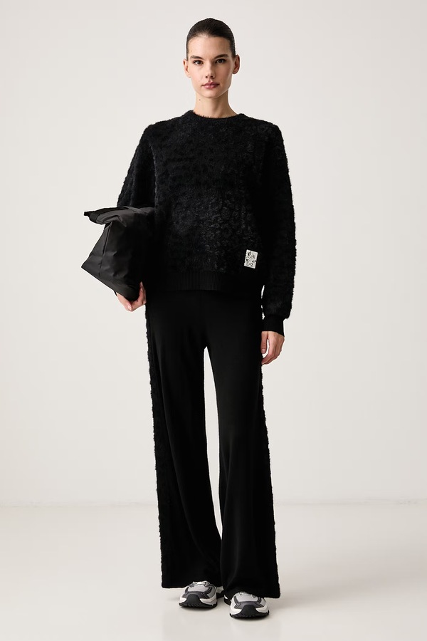 Светр loungwear жіночий з додаванням вовни EA7 Emporio Armani колір чорний фото 2