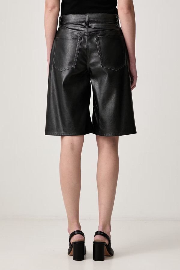 Бермуди жіночі з імітації шкіри MM6 Maison Margiela колір чорний фото 3