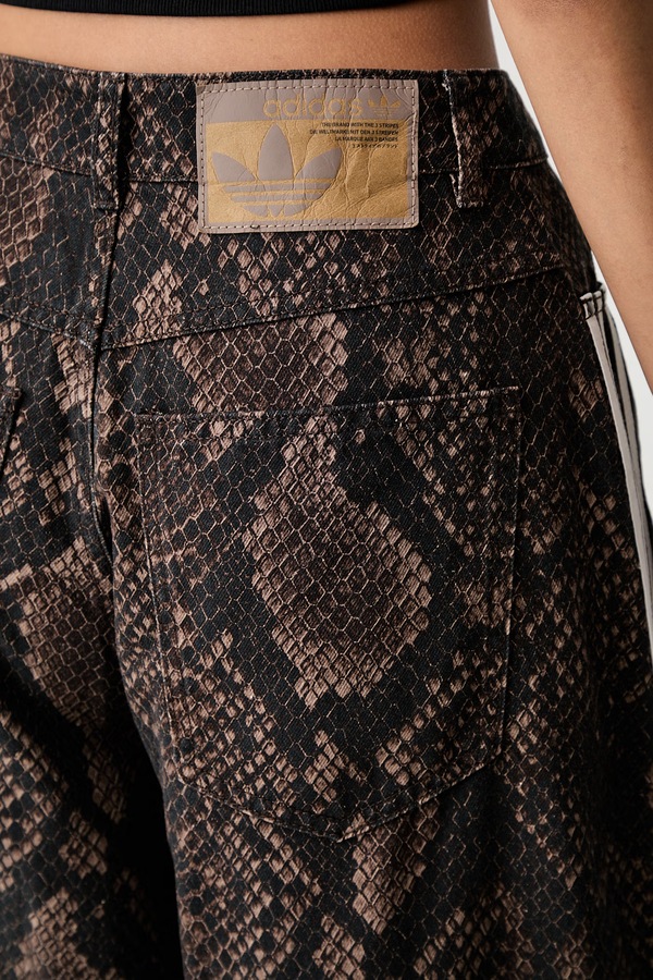 Бермуди жіночі джинсові adidas Originals колір коричневий фото 4