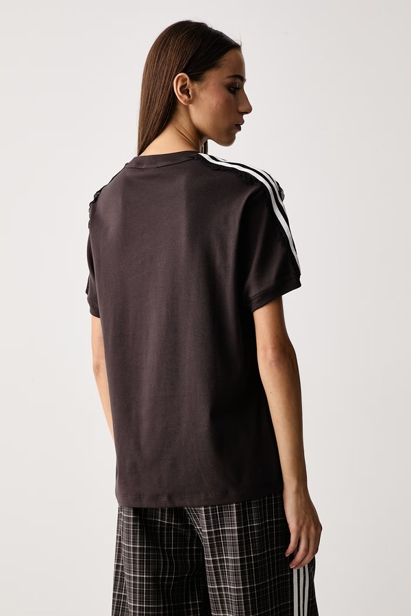 Футболка жіноча бавовняна з еластаном adidas Originals Lace Injection колір коричневий фото 2