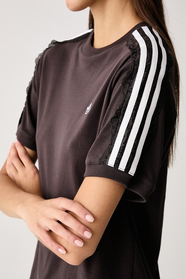 Футболка жіноча бавовняна з еластаном adidas Originals Lace Injection колір коричневий фото 4