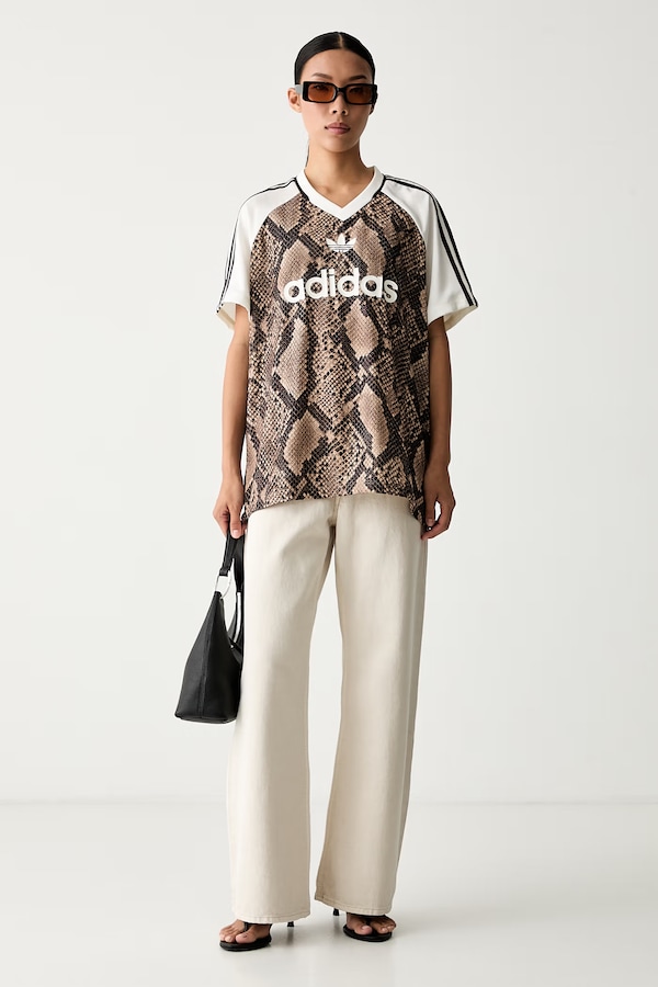 Футболка жіноча adidas Originals колір бежевий фото 2