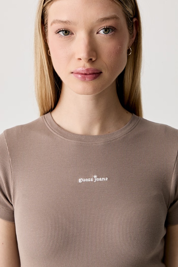 Футболка жіноча бавовняна з еластаном Guess Jeans колір бежевий фото 4