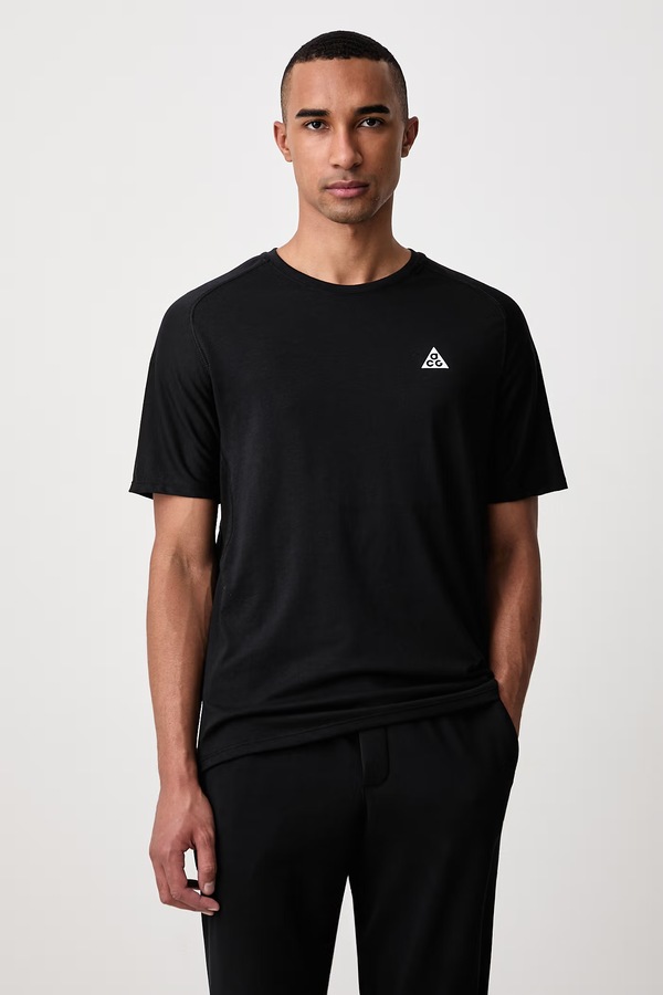 Футболка для бігу чоловіча Nike Sportswear ACG Solar Chase колір чорний