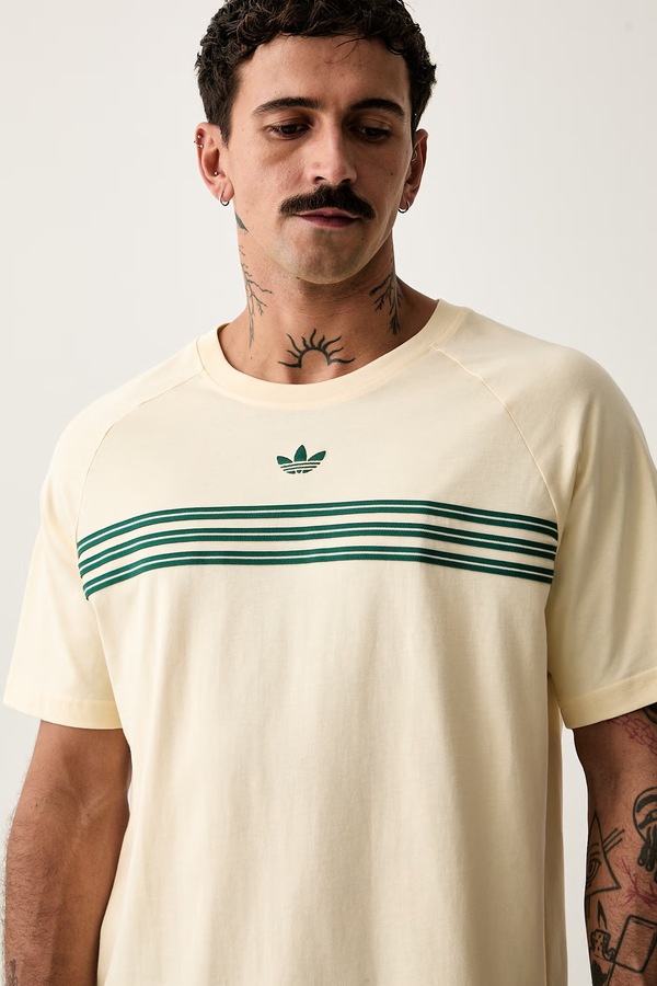 Футболка чоловіча бавовняна adidas Originals колір бежевий фото 4