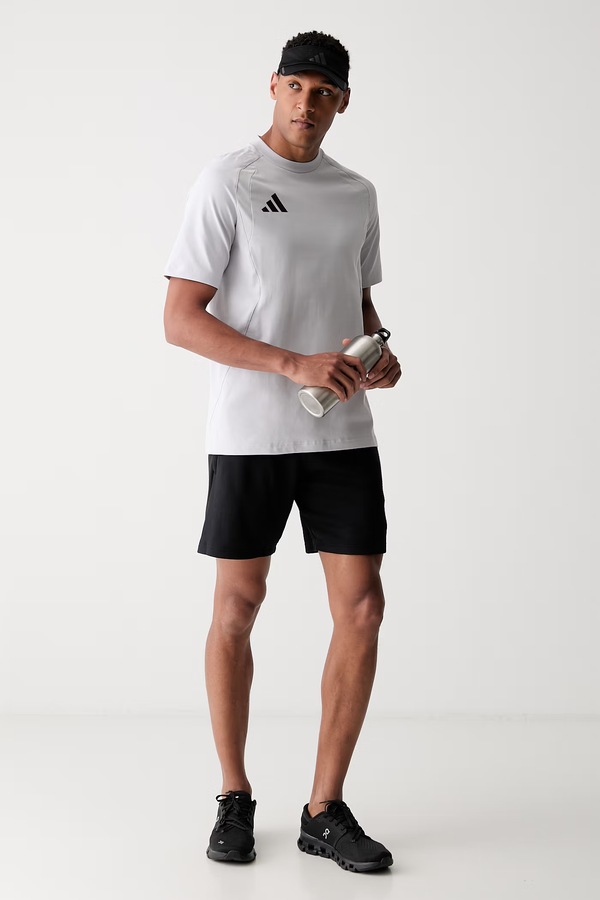Футболка для тренировок мужская с хлопком adidas Performance Tiro Travel цвет серый