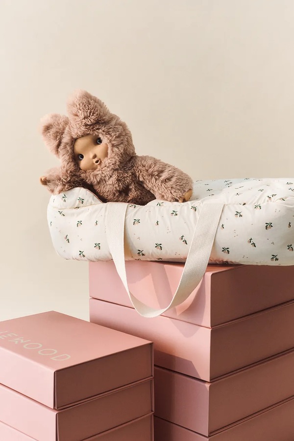 Переноска для ляльок дитяча бавовняна Liewood Melisse Doll Lift колір бежевий