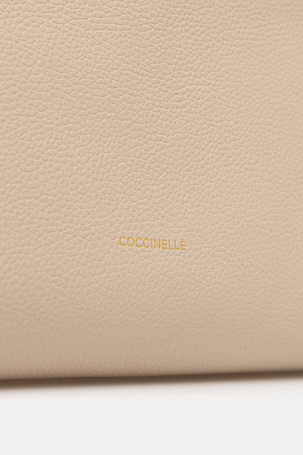 Сумочка жіноча шкіряна Coccinelle колір бежевий фото 4
