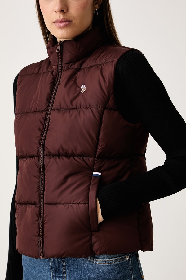 Безрукавка жіноча U.S. Polo Assn. LIGHTWEIGHT PUFFER GILET колір коричневий фото 2