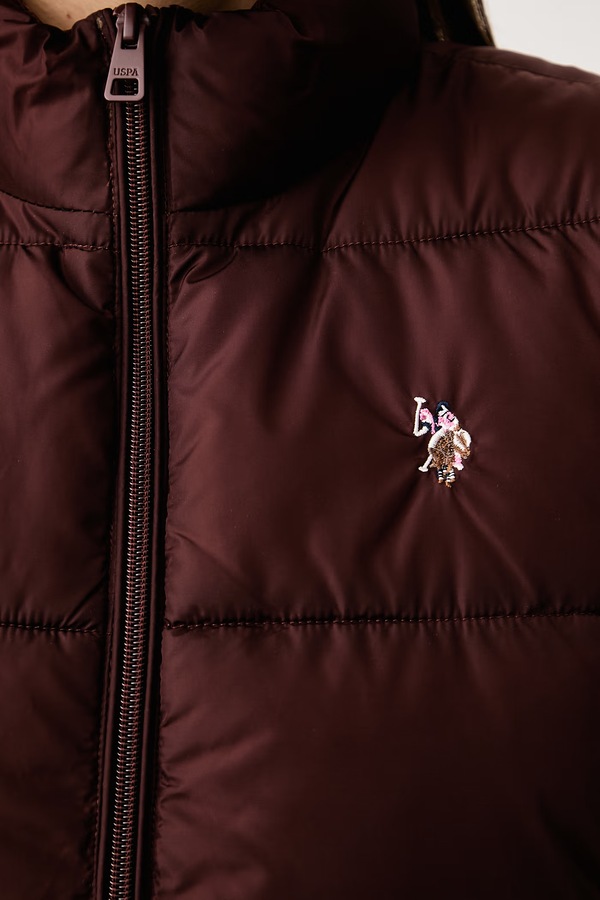 Безрукавка жіноча U.S. Polo Assn. LIGHTWEIGHT PUFFER GILET колір коричневий фото 4