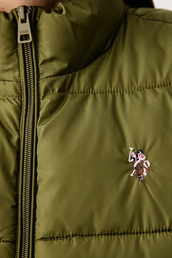 Безрукавка жіноча U.S. Polo Assn. LIGHTWEIGHT PUFFER GILET колір зелений фото 4