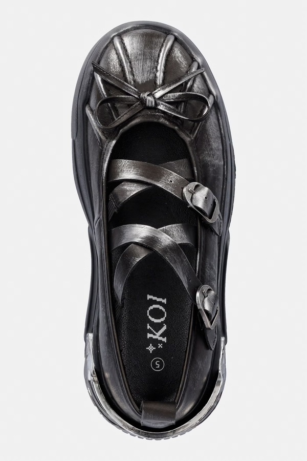 Балетки Koi Footwear Metamorphosis Distressed May Janes колір чорний фото 4