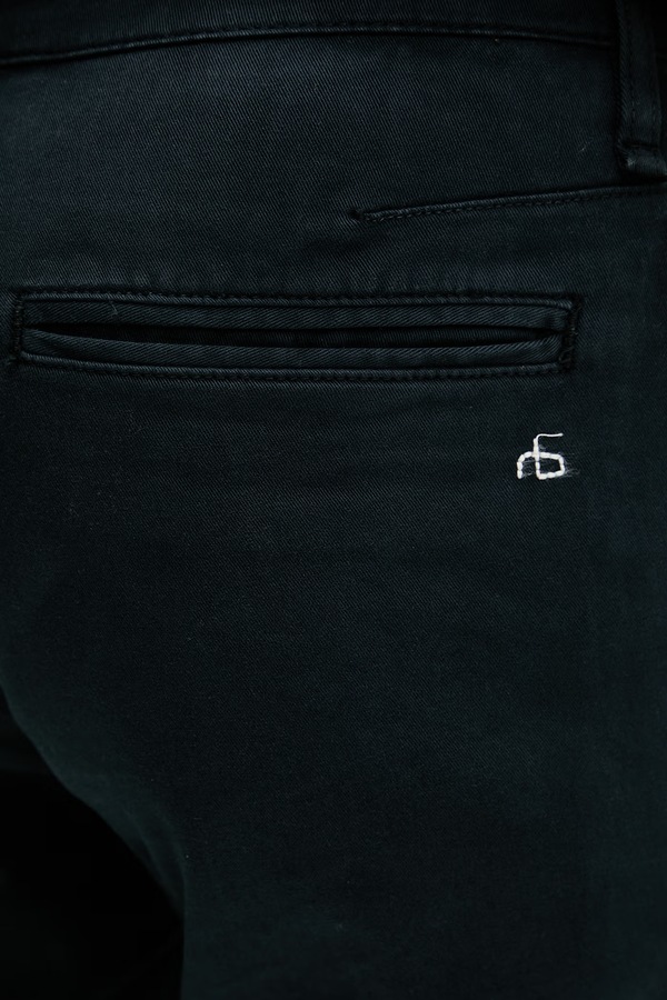 Штани чоловічі rag & bone колір темно-синій фото 4