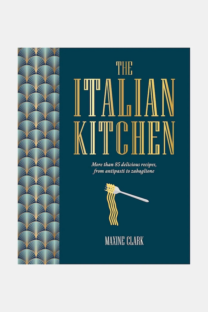 home & lifestyle książka The Italian Kitchen by Maxine Clark, English niebieski RP1103