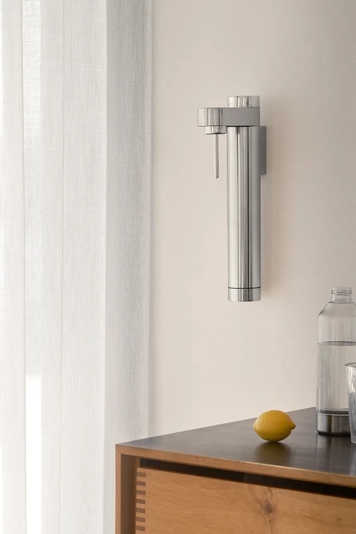 Saturátor vody s možnosťou upevnenia na stenu Stelton Brus 2102. sivá AA00
