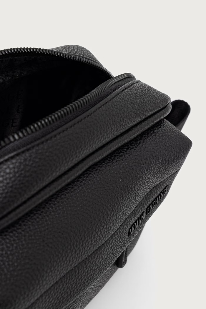Armani Exchange косметичка чоловіча зі штучної шкіри XM003230.AF26651.NOS чорний