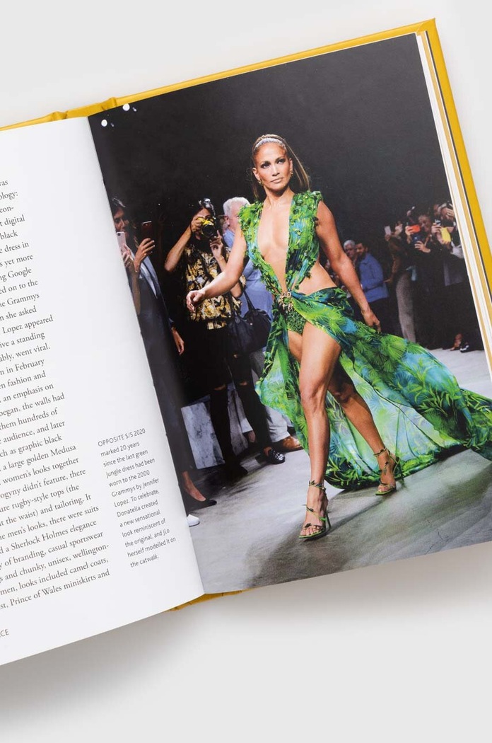 Knížka Welbeck Publishing Group Little Book of Versace, Laia Farran Graves 9781802792638 vícebarevná AA00