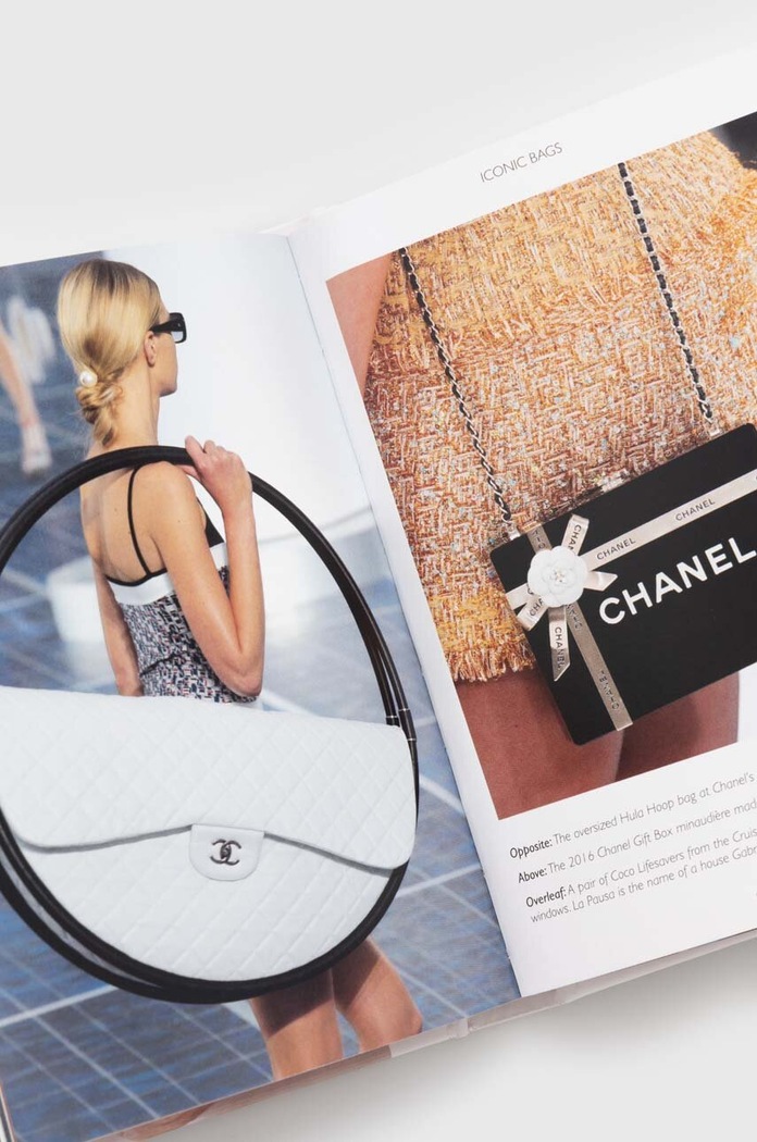 Welbeck Publishing Group książka The Story of the Chanel Bag, Laia Farran Graves 9781838611521 multicolor AA00
