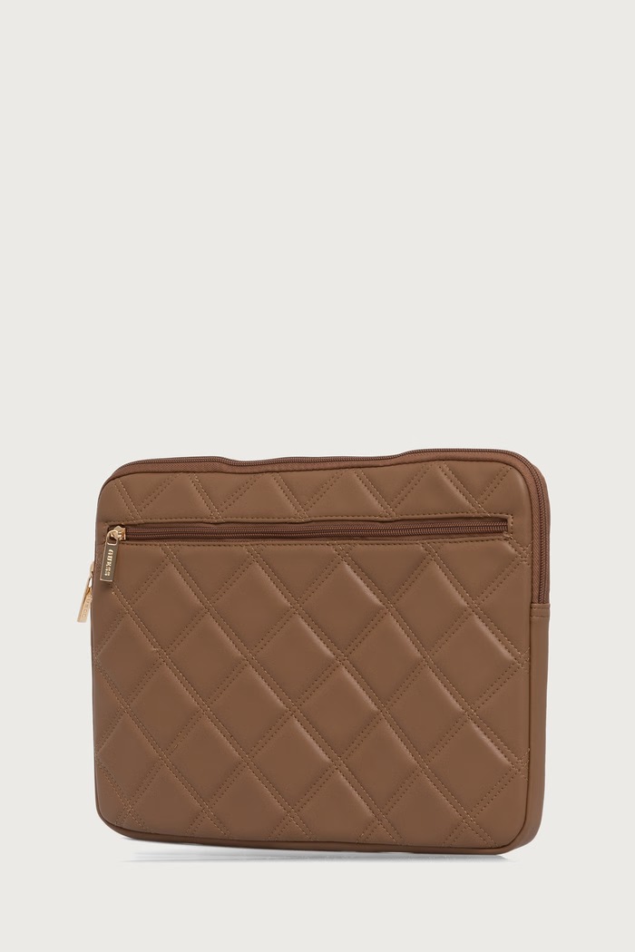 Guess Pokrowiec na laptopa z imitacji skóry GUCS14ZPSQSSGW brązowy AA00