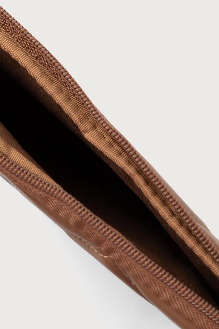 Pokrowiec na laptopa z imitacji skóry Guess GUCS14ZPSQSSGW brązowy