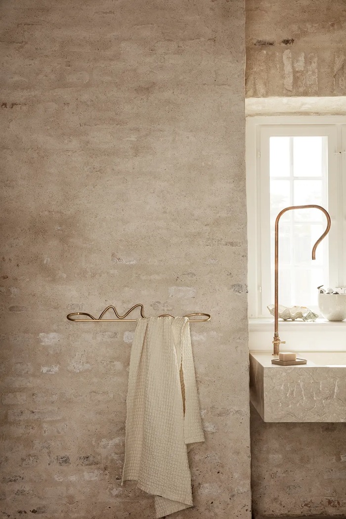 ferm LIVING törölközőtartó Curvature 1104263724 fekete AA00