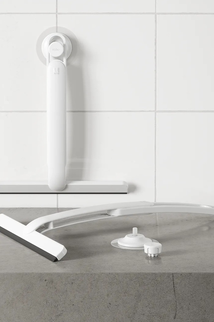 Kúpeľňová stierka s držiakom na stenu Umbra Flex 1021295.660 biela