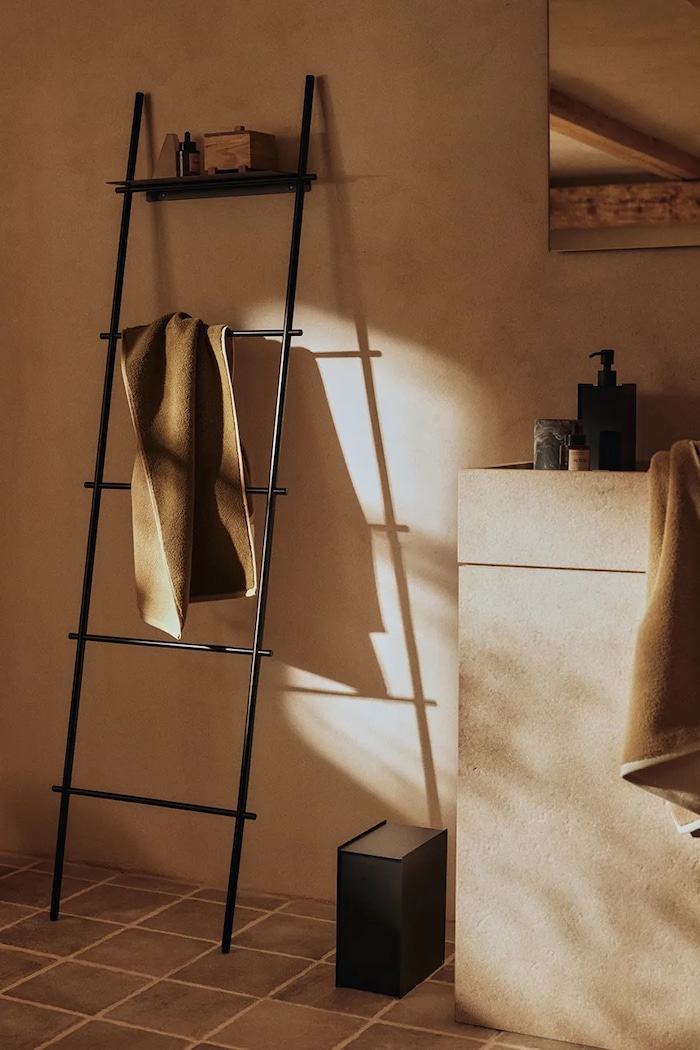 Ferm Living dozirnik za milo iz prašno barvanega jekla 19,5 x 7,8 x 8,9 cm črna 1104272529