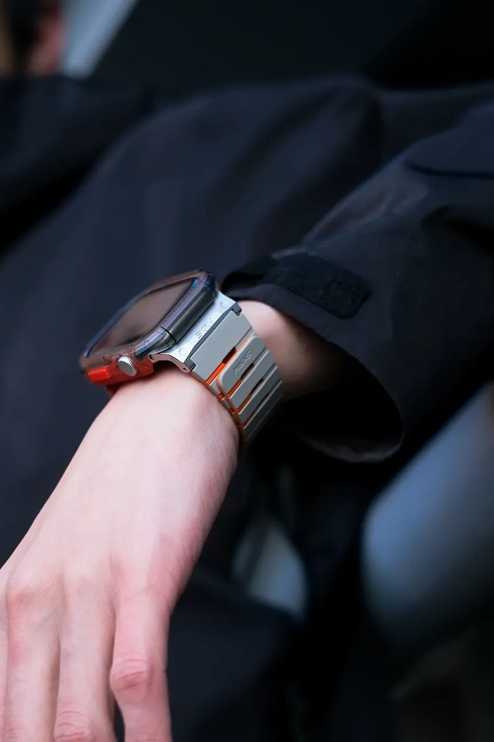 Ochranné puzdro na hodinky Skinarma Atom Apple Watch 46 mm SK.WC46.ATOM.SMOKE čierna AA00