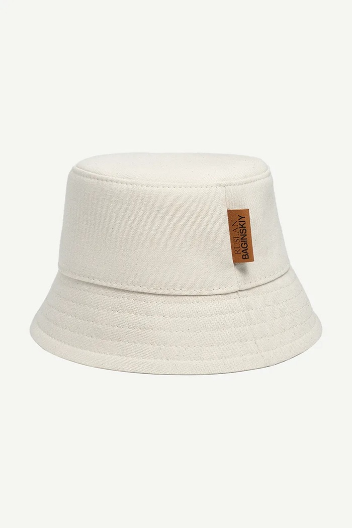 Doplňky Bavlněný klobouk Ruslan Baginskiy Ruslan Baginskiy Logo Patch Bucket Hat BCT035.C.FLTL béžová