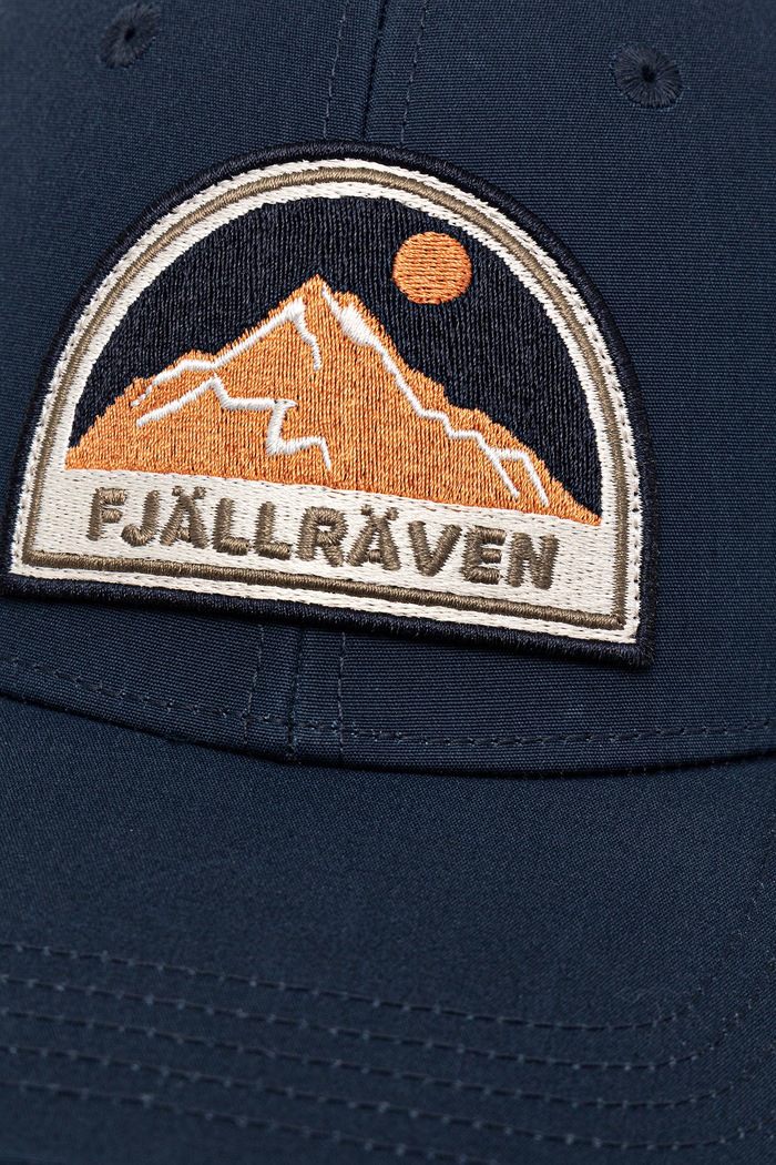 Kapa sa šiltom Fjallraven Badge F78152 mornarsko plava SS26