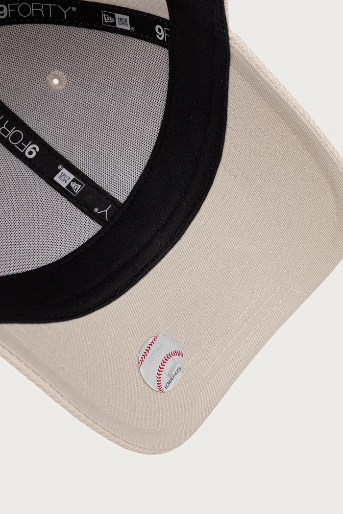 Czapka z daszkiem damska DIAMOND ERA ESSENTIAL 9FORTY® New Era 60222392 beżowy