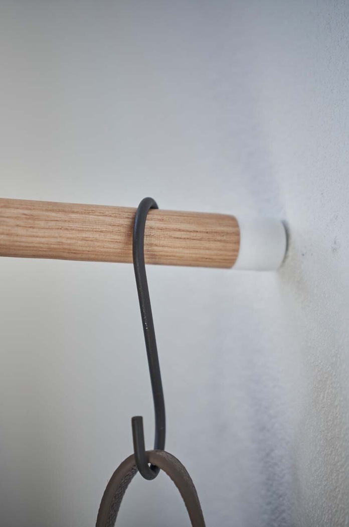 Rohový vešiak na vrchné oblečenie Yamazaki Tower 5550