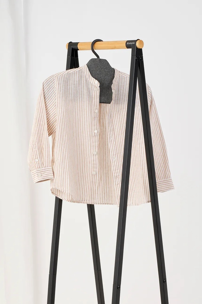 Stojan na naparovanie oblečenia Brabantia Steam Clothes Hanger 231780 sivá AA00