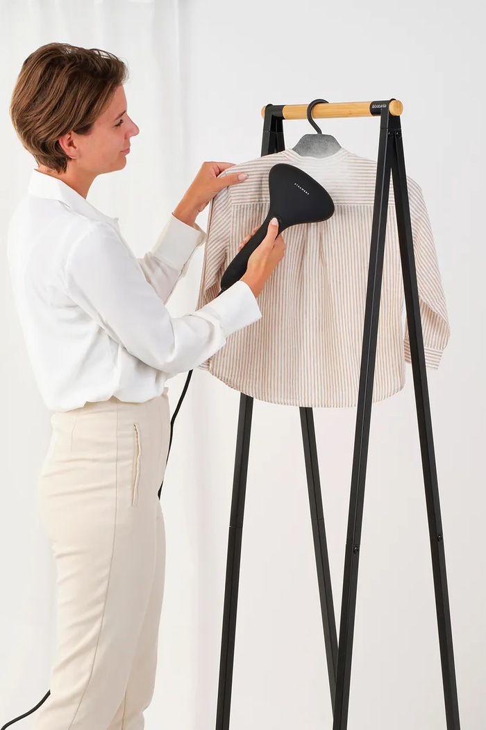 Obývacia izba a spálňa Stojan na naparovanie oblečenia Brabantia Steam Clothes Hanger 231780 sivá