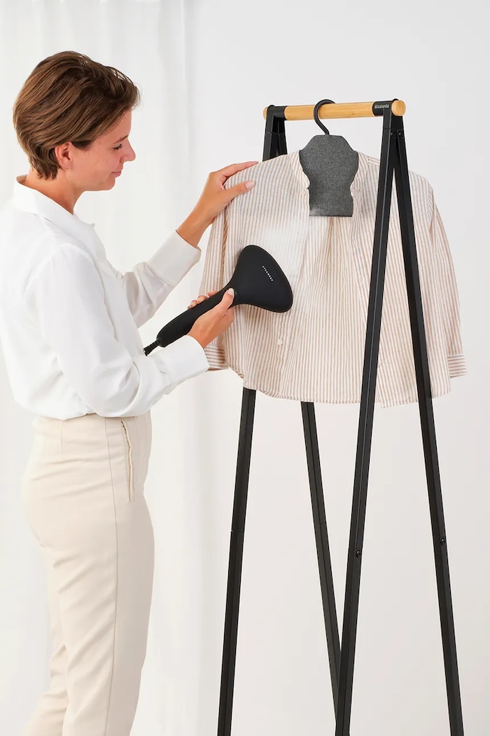 Stojan na naparovanie oblečenia Brabantia Steam Clothes Hanger sivá 231780