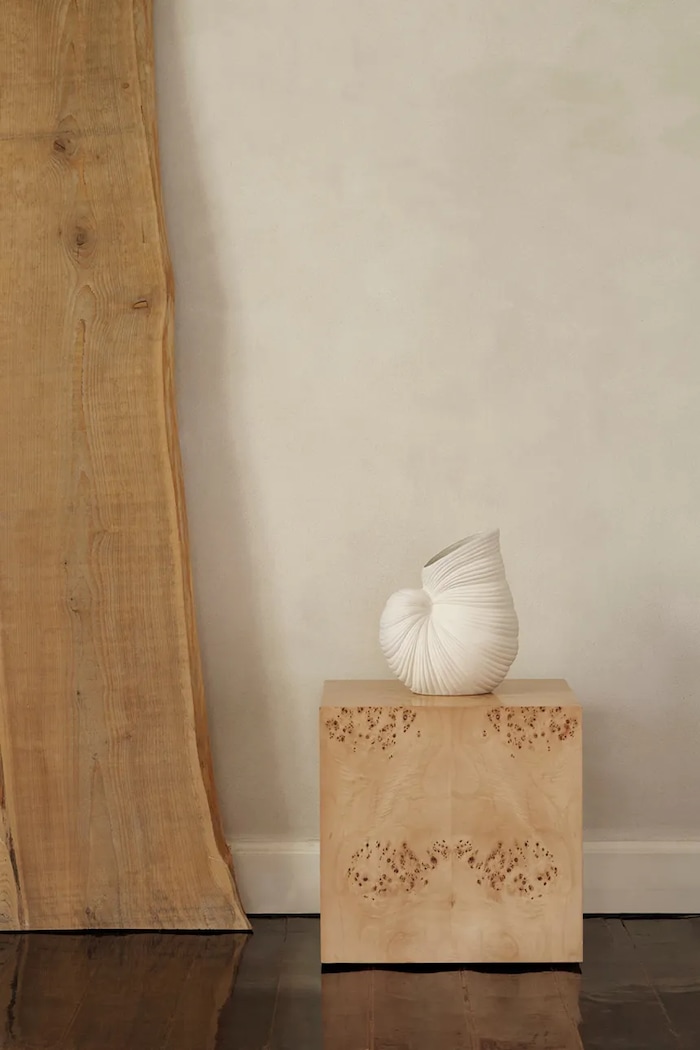 Obývacia izba a spálňa Stolík ferm LIVING Burl Cube Side Table 1104270162 béžová