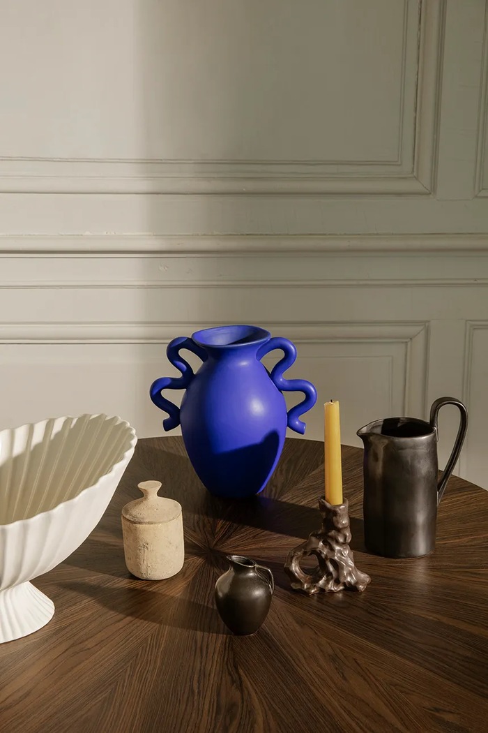 Ferm Living wazon dekoracyjny Verso 1104264667 granatowy AA00