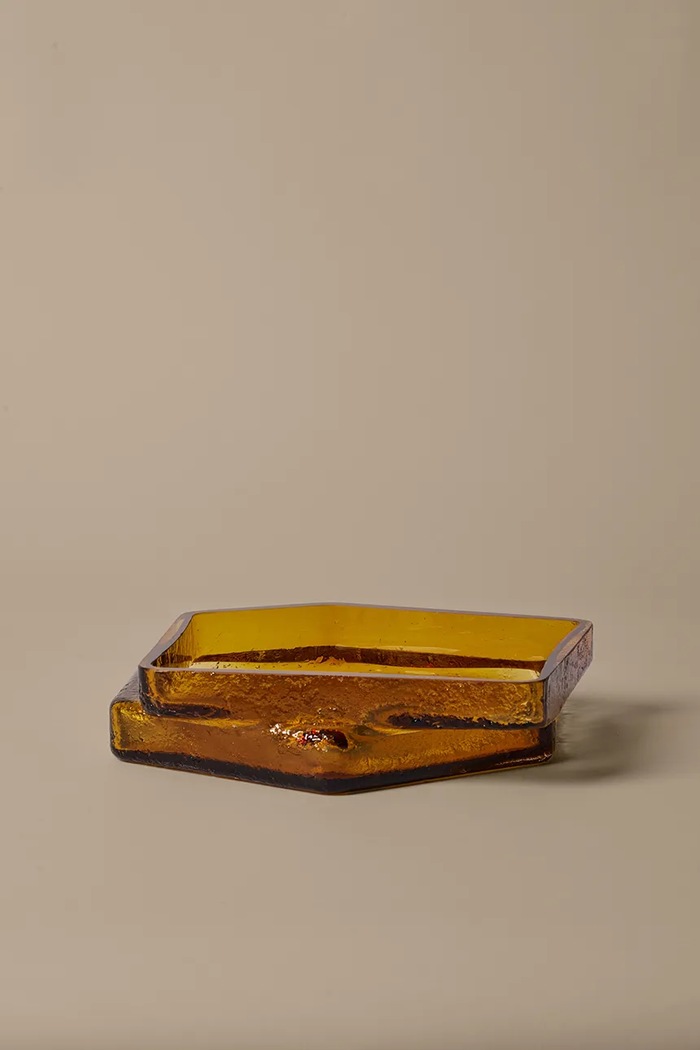 Dnevni boravak i spavaća soba Ferm Living pladanj ukrasni od bojanog stakla 7 x 30 x 29 cm 1104272516 zlatna