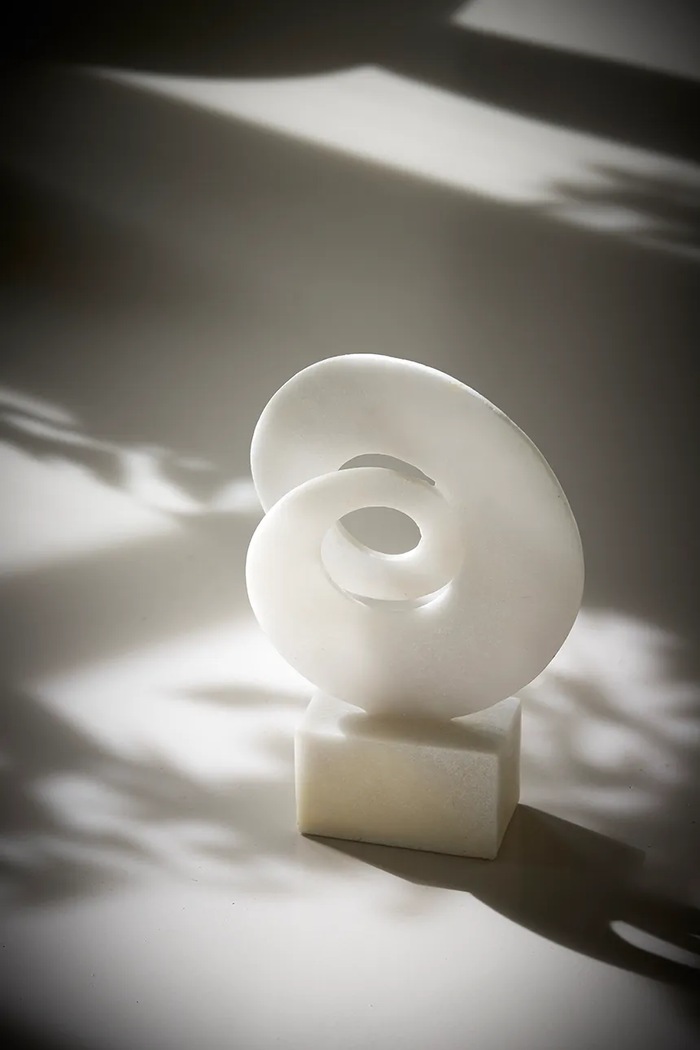 Light & Living figúrka Dekoratívna figúrka z plastu 26,5 x 9 x 38 cm 7620043 biela