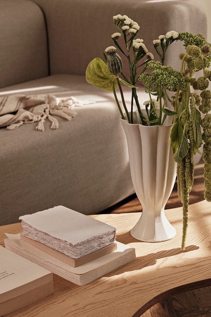 Salon i sypialnia Broste Copenhagen wazon dekoracyjny z kamionki 17 x 30 cm 71810002 beżowy