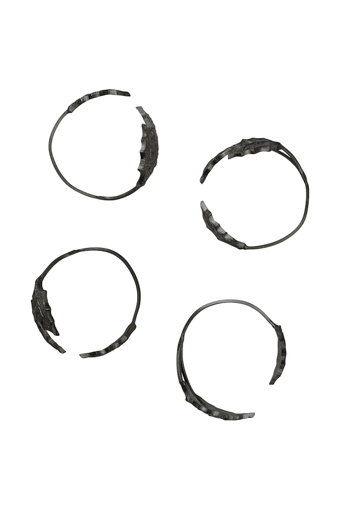 Ferm Living Zestaw obrączek do serwetek świąteczny mosiężny 4-pack Holly Leaf czarny 1104271780